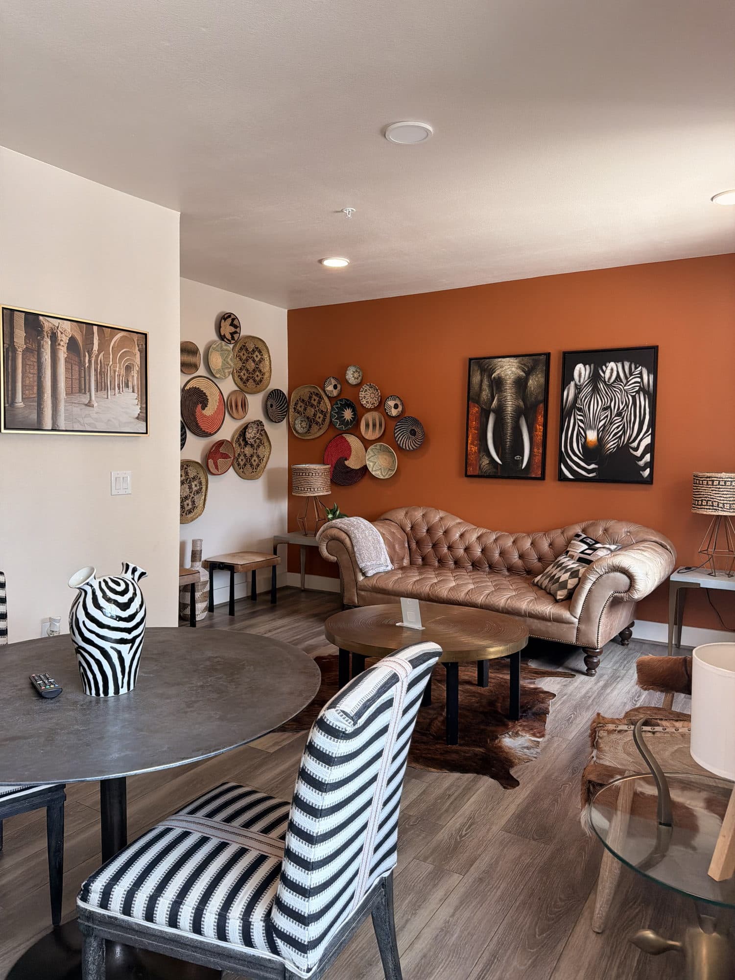 The communal lounge at Bishop Arts Hotel